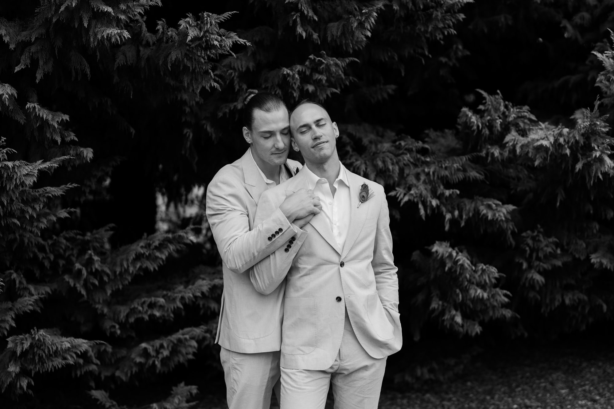 wedding photos Perth groom in cream suit hugging groom in cream suit with eyes closed